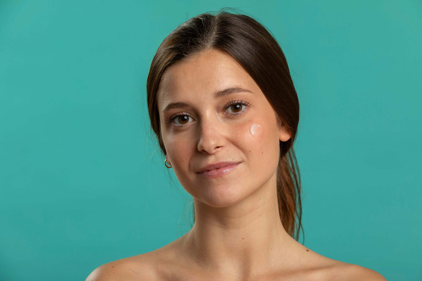 Modelo aplicando My Moisturising Gel De Noyle’s – Hidratante facial sin aceites