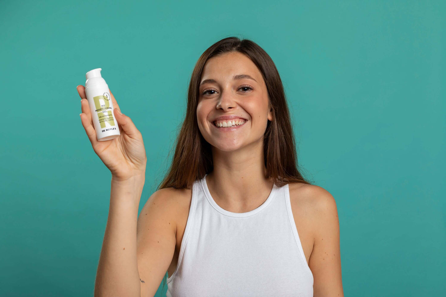 Modelo mostrando My Moisturising Gel De Noyle’s – Hidratación ligera y acabado mate