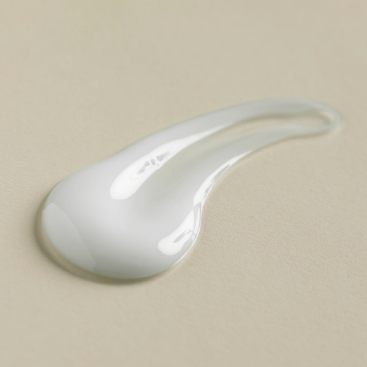 Textura ligera y sedosa del sérum Rescue Stem Cells de DE NOYLE’S con células madre vegetales y Matrixyl.