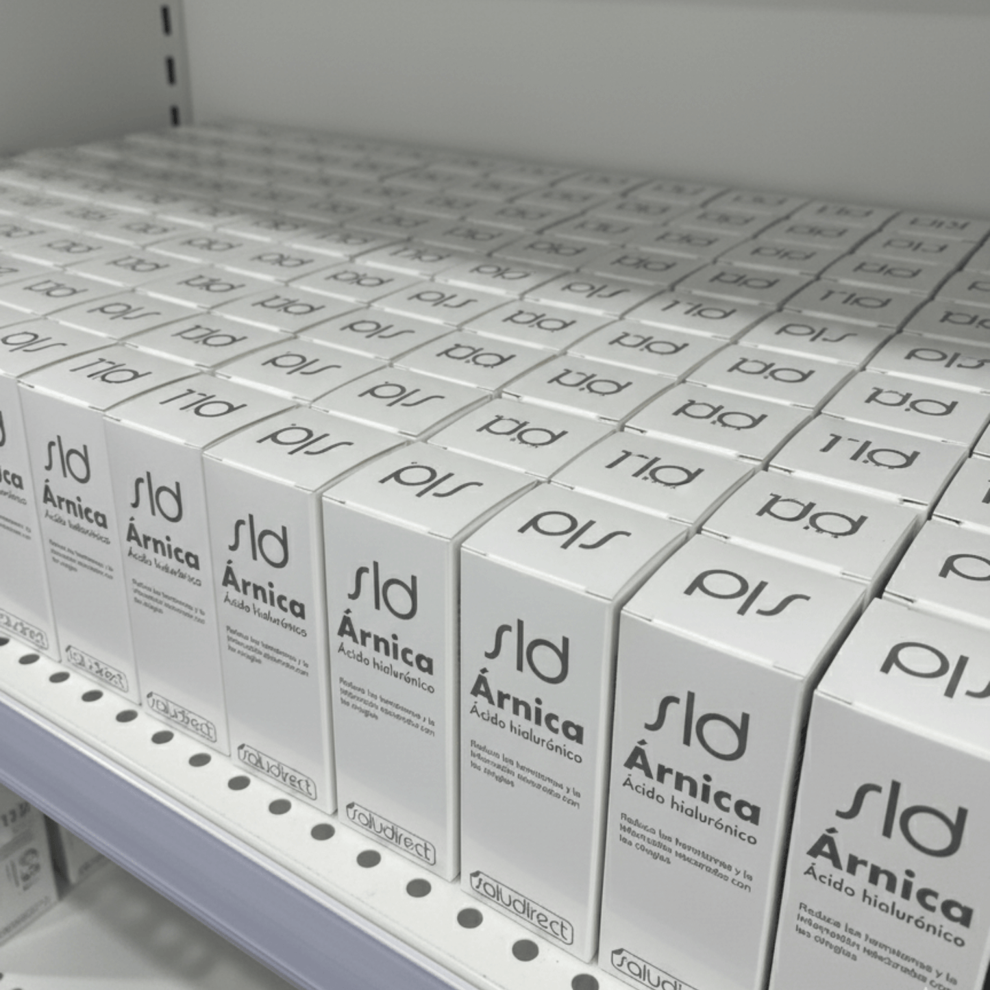 Expositor de cajas SLD Árnica con Ácido Hialurónico en farmacia o clínica, gel con ácido hialurónico para hematomas y rojeces.