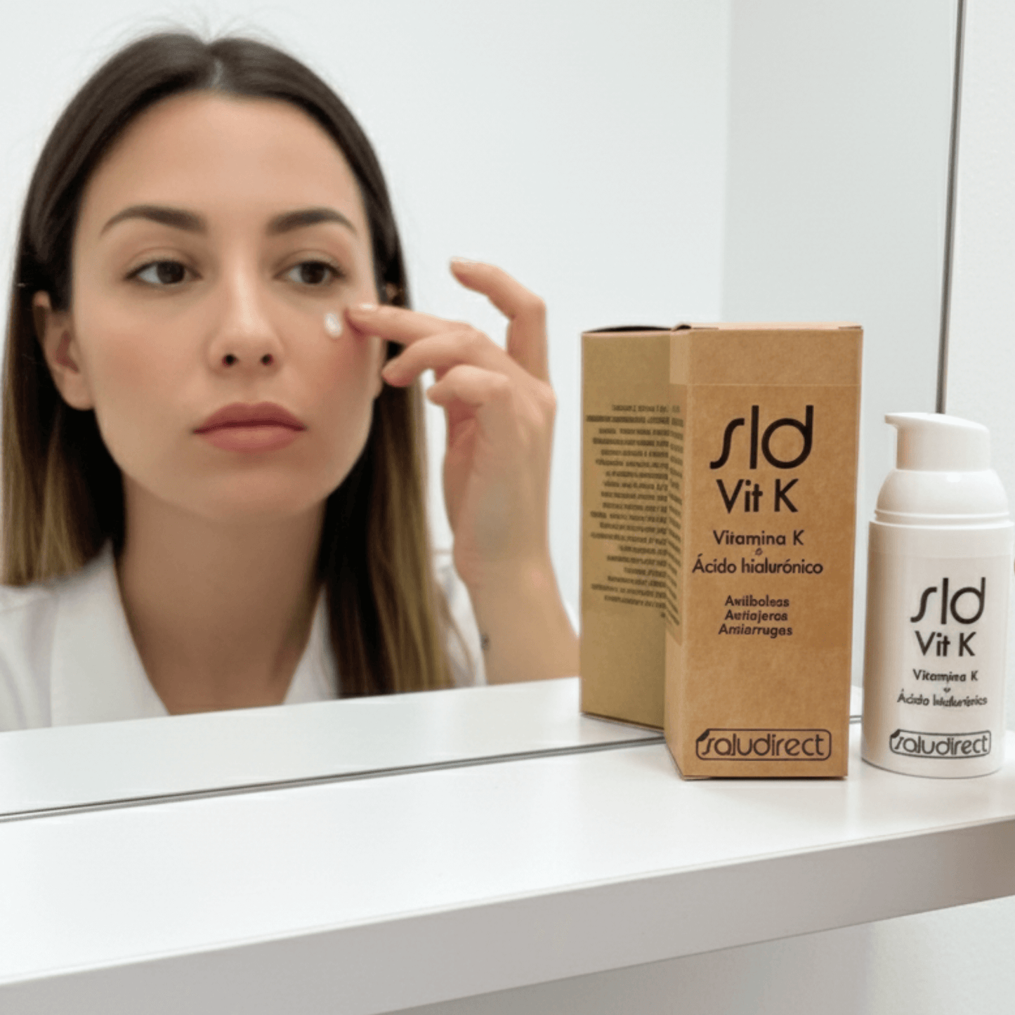 Mujer aplicando el contorno de ojos SLD Vit K para reducir bolsas, ojeras y líneas de expresión.