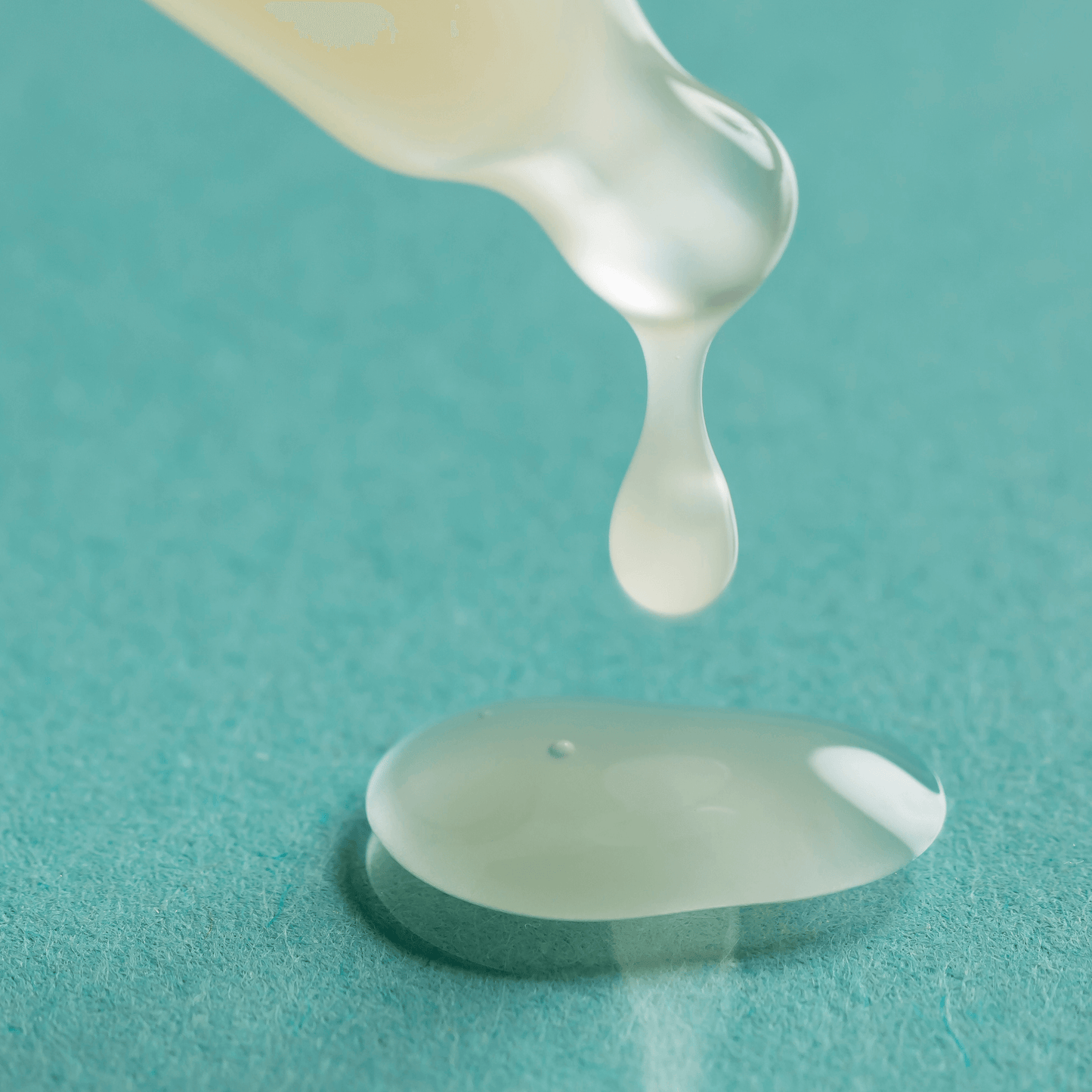 Mujer aplicando el tratamiento nocturno DE NOYLE’S My Night Acne Treatment – ideal para pieles mixtas o con tendencia acnéica.