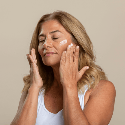 Mujer aplicando el sérum antiedad DE NOYLE’S Rescue Stem Cells para regenerar la piel y mejorar la firmeza.