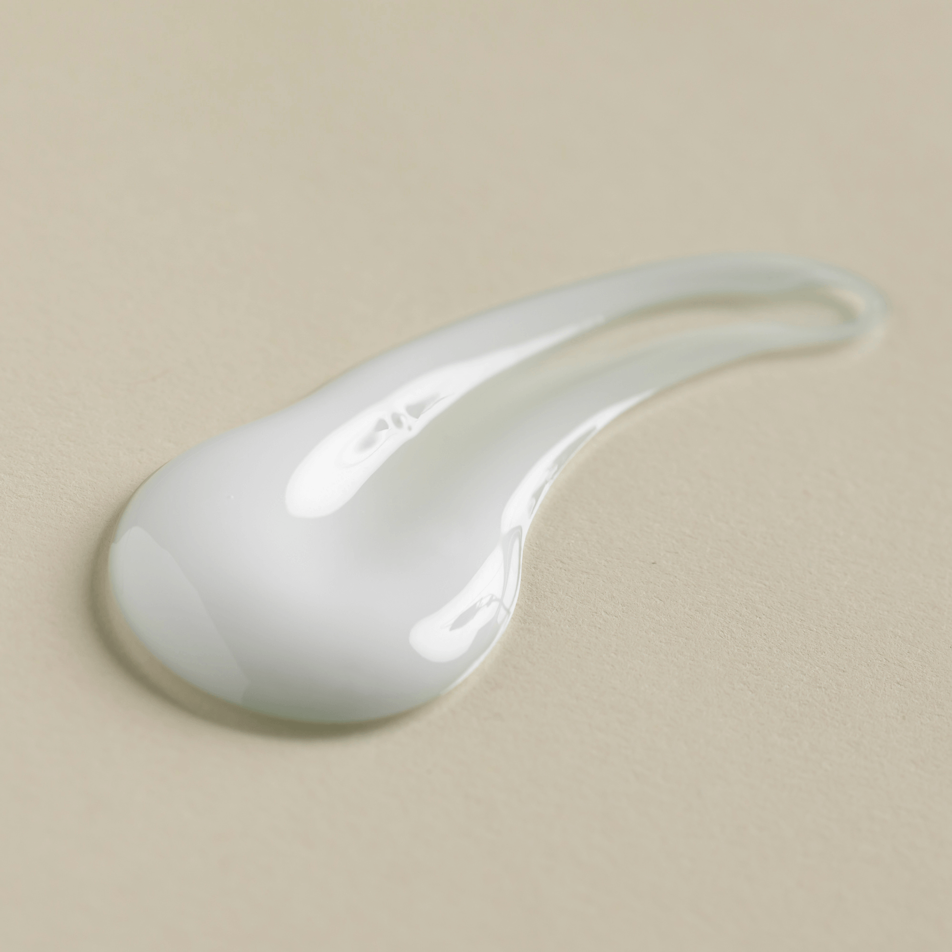 Textura ligera y sedosa del sérum Rescue Stem Cells de DE NOYLE’S con células madre vegetales y Matrixyl.