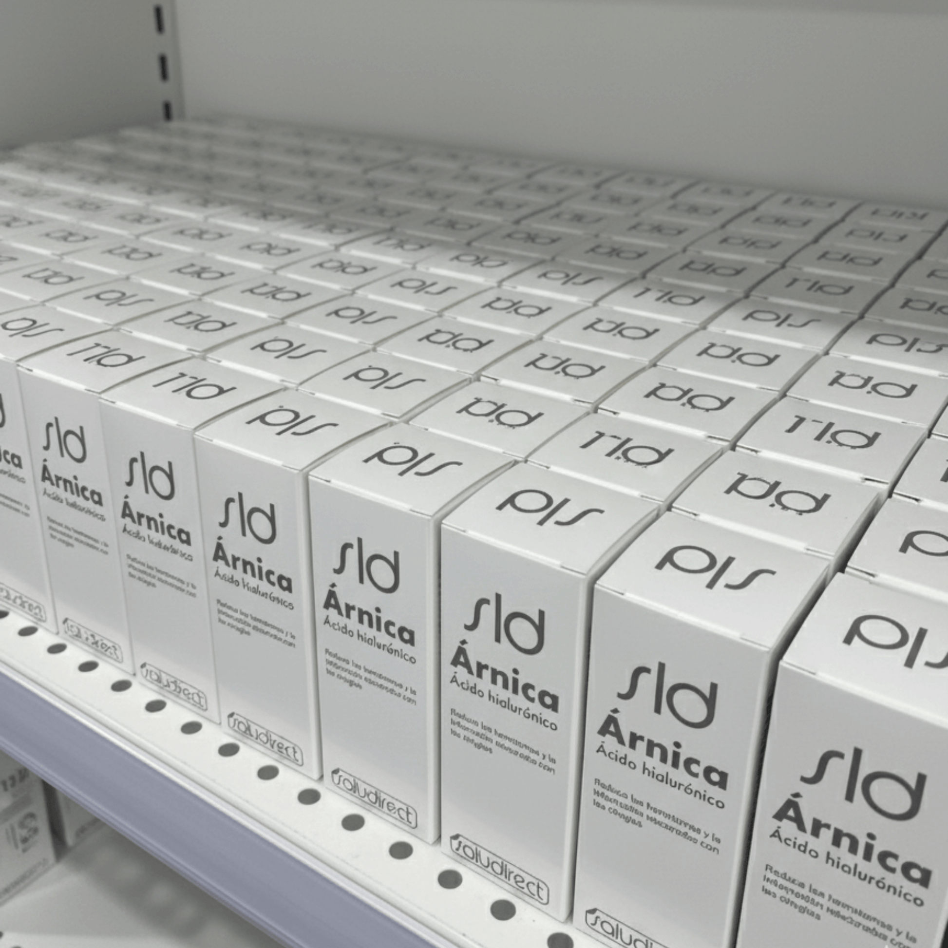 Expositor de cajas SLD Árnica con Ácido Hialurónico en farmacia o clínica, gel con ácido hialurónico para hematomas y rojeces.