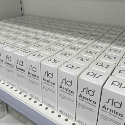 Expositor de cajas SLD Árnica con Ácido Hialurónico en farmacia o clínica, gel con ácido hialurónico para hematomas y rojeces.