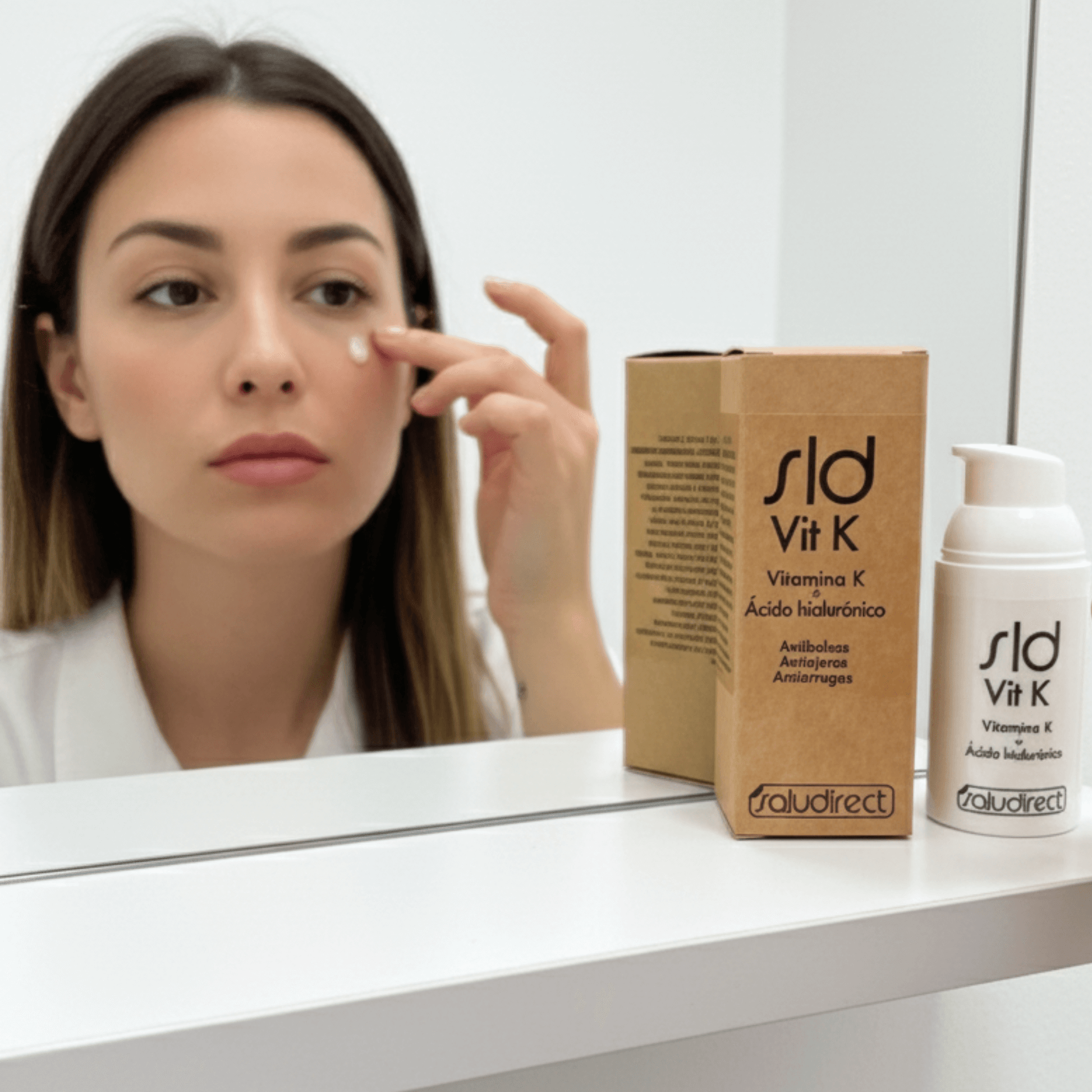 Mujer aplicando el contorno de ojos SLD Vit K para reducir bolsas, ojeras y líneas de expresión.
